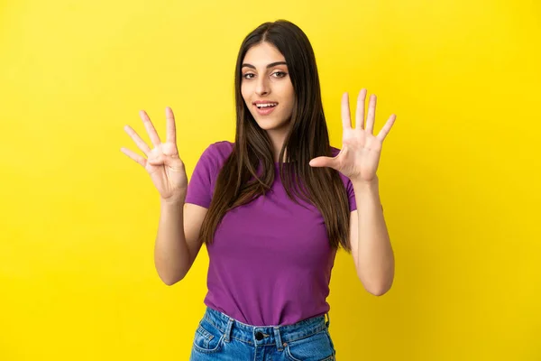 Νεαρή Καυκάσια Γυναίκα Απομονωμένη Κίτρινο Φόντο Μετρώντας Εννέα Δάχτυλα — Φωτογραφία Αρχείου