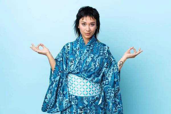Νεαρή Γυναίκα Φορώντας Κιμονό Πάνω Από Απομονωμένο Μπλε Φόντο Zen — Φωτογραφία Αρχείου