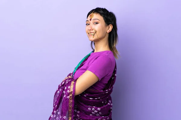 Femme Indienne Isolée Sur Fond Violet Avec Les Bras Croisés — Photo