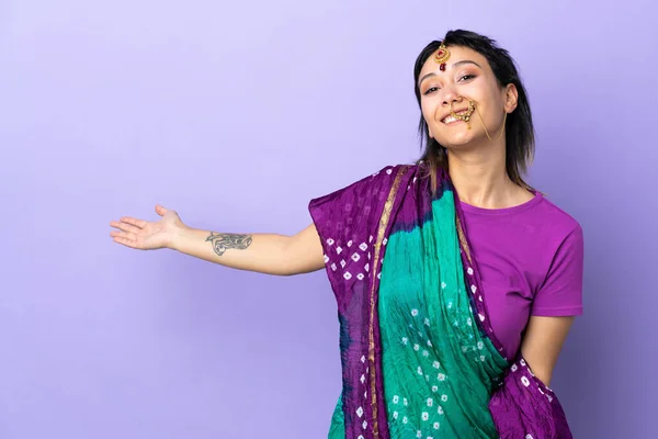 Mujer India Aislada Sobre Fondo Púrpura Extendiendo Las Manos Lado —  Fotos de Stock