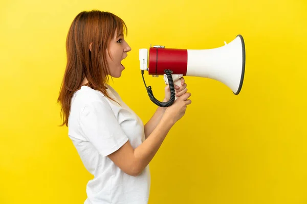 Roodharige Meisje Geïsoleerd Gele Achtergrond Schreeuwen Door Een Megafoon Aan — Stockfoto