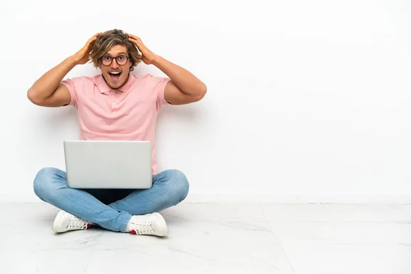 Jovem Caucasiano Sentado Chão Com Seu Laptop Isolado Fundo Branco — Fotografia de Stock