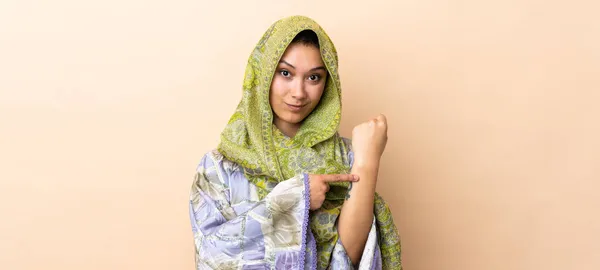Indische Frau Isoliert Auf Beigem Hintergrund Und Macht Die Geste — Stockfoto