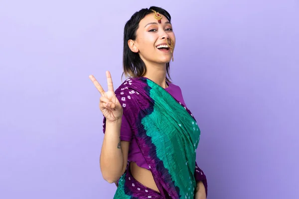 Femme Indienne Isolée Sur Fond Violet Souriant Montrant Signe Victoire — Photo