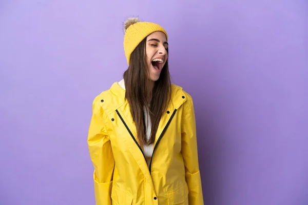 Mujer Joven Caucásica Usando Abrigo Impermeable Aislado Sobre Fondo Púrpura —  Fotos de Stock