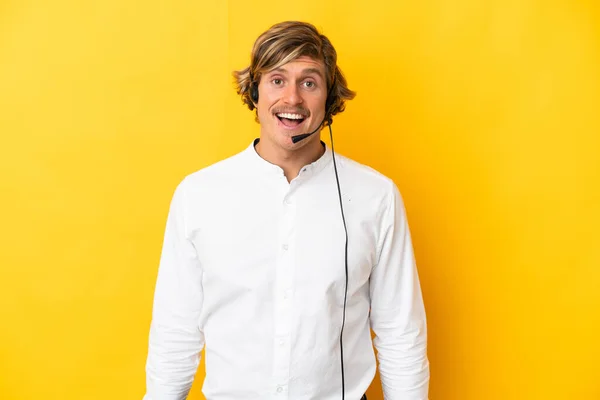 Telemarketer Człowiek Pracuje Słuchawki Izolowane Żółtym Tle Zaskakującym Wyrazem Twarzy — Zdjęcie stockowe