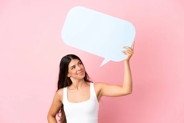 Young Caucasian Woman Isolated Pink Background Holding Empty Speech Bubble — Stock Photo, Image