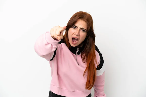 Giovane Rossa Donna Isolata Sfondo Bianco Frustrato Che Punta Verso — Foto Stock