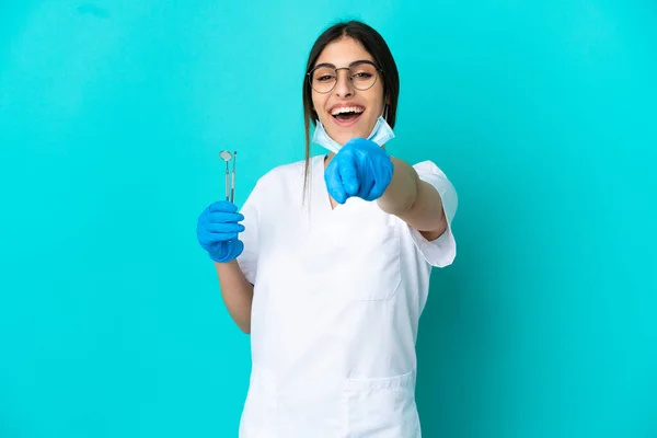 Junge Kaukasische Zahnärztin Hält Werkzeuge Isoliert Auf Blauem Hintergrund Und — Stockfoto