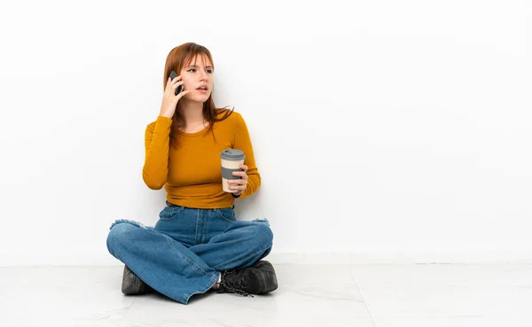 Rotschopf Mädchen Sitzt Auf Dem Boden Isoliert Auf Weißem Hintergrund — Stockfoto