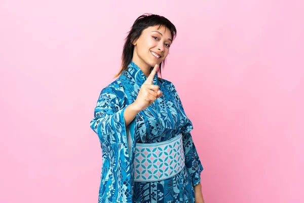 Mujer Joven Usando Kimono Sobre Fondo Azul Aislado Mostrando Levantando —  Fotos de Stock