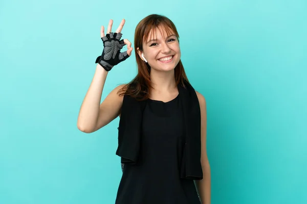 Redhead Sport Girl Isolated Blue Background Showing Sign Fingers — Stock Photo, Image