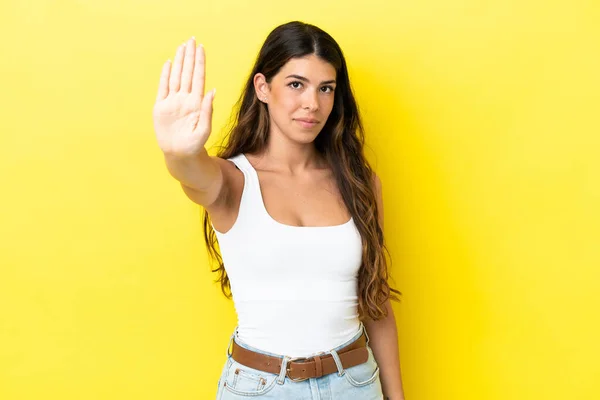 Νεαρή Καυκάσια Γυναίκα Απομονωμένη Κίτρινο Φόντο Κάνοντας Χειρονομία Στοπ — Φωτογραφία Αρχείου