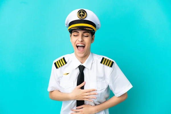 Pilot Samolot Biały Kobieta Odizolowany Niebieski Tło Uśmiechając Się Dużo — Zdjęcie stockowe