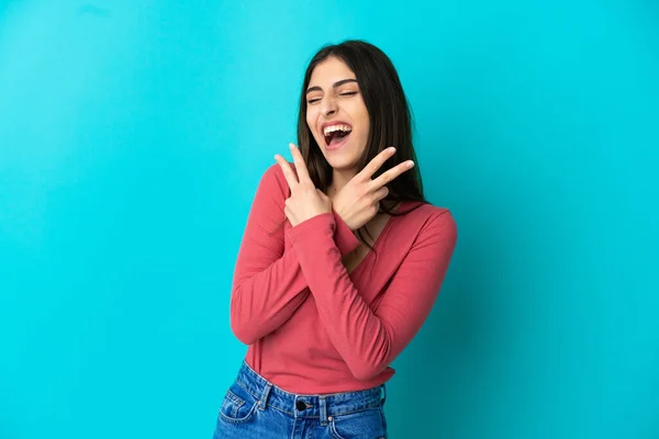 Junge Kaukasische Frau Isoliert Auf Blauem Hintergrund Lächelnd Und Mit — Stockfoto