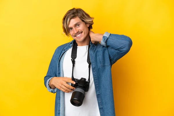 Jonge Fotograaf Man Geïsoleerd Gele Achtergrond Lachen — Stockfoto