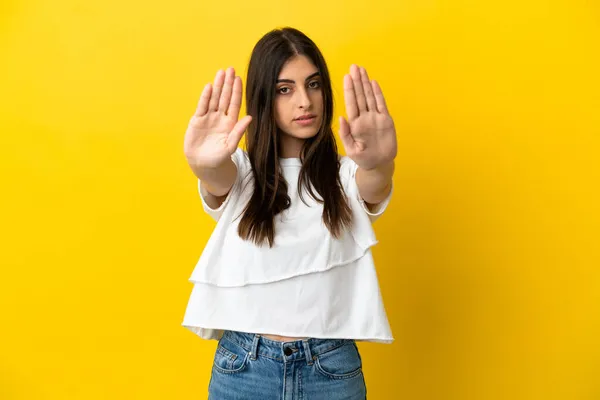 Ung Kaukasisk Kvinna Isolerad Gul Bakgrund Gör Stopp Gest Och — Stockfoto