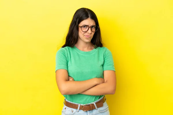 Jeune Femme Caucasienne Isolée Sur Fond Jaune Avec Une Expression — Photo