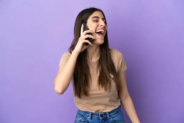 Junge Kaukasische Frau Benutzt Handy Isoliert Auf Lila Hintergrund Lachen — Stockfoto