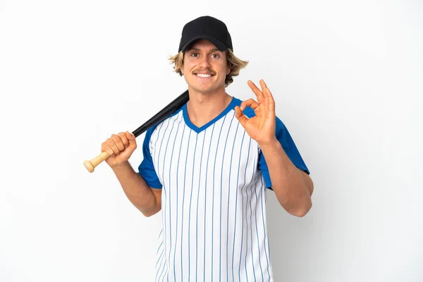 Mladý Blondýnka Muž Izolované Bílém Pozadí Hraje Baseball Ukazuje Znamení — Stock fotografie