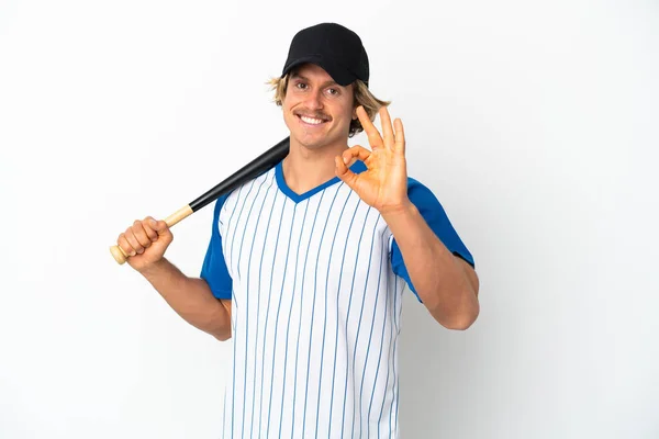 Mladý Blondýnka Muž Hraje Baseball Izolované Bílém Pozadí Ukazující Znamení — Stock fotografie