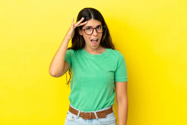 Young Caucasian Woman Isolated Yellow Background Has Realized Something Intending — Stock Photo, Image