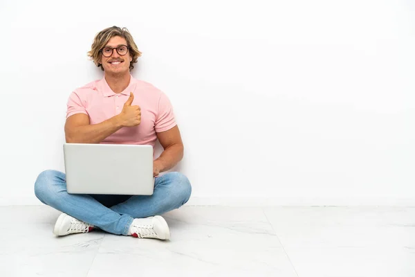 Jovem Caucasiano Sentado Chão Com Seu Laptop Isolado Fundo Branco — Fotografia de Stock