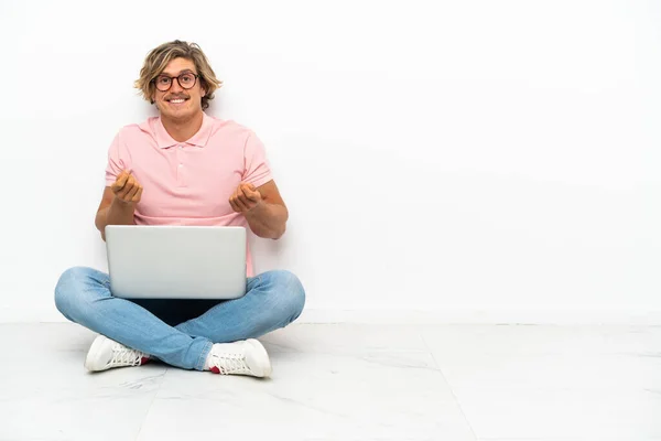 Jovem Caucasiano Sentado Chão Com Seu Laptop Isolado Fundo Branco — Fotografia de Stock