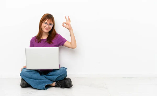 Rothaariges Mädchen Mit Laptop Sitzt Auf Dem Boden Und Zeigt — Stockfoto