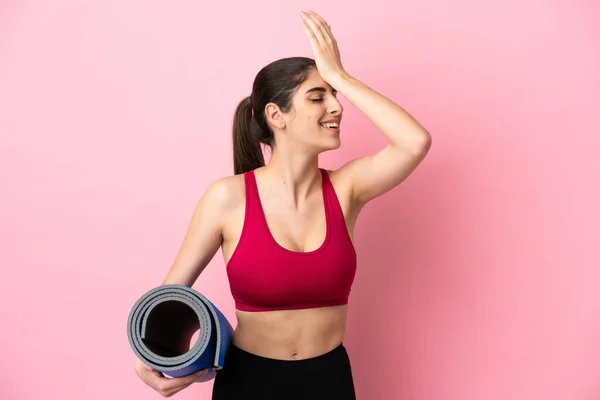 Joven Deporte Caucásico Mujer Yendo Clases Yoga Mientras Sostiene Una —  Fotos de Stock