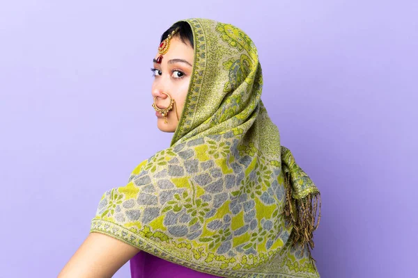Indische Frau Isoliert Auf Violettem Hintergrund Rückenlage Und Seitlich Schauend — Stockfoto