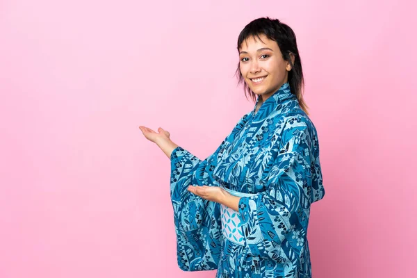Giovane Donna Che Indossa Kimono Sfondo Blu Isolato Che Estende — Foto Stock