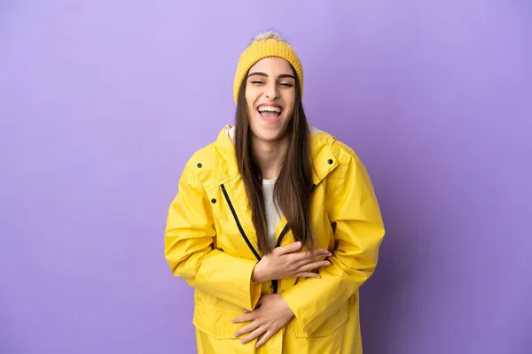 Mujer Caucásica Joven Con Abrigo Impermeable Aislado Sobre Fondo Púrpura —  Fotos de Stock