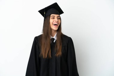 Genç üniversite mezunu, beyaz arka planda tek başına gülüyor.