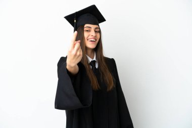 Genç üniversite mezunu, beyaz arka planda izole bir şekilde geliyor.