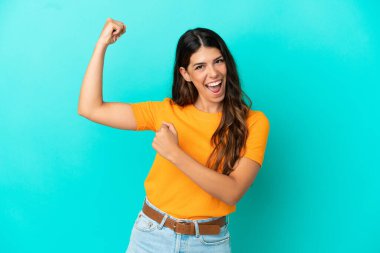 Mavi arka planda izole edilmiş beyaz bir kadın zaferi kutluyor.