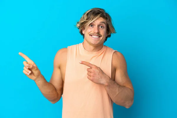 Handsome Blonde Man Isolated Blue Background Frightened Pointing Side — Fotografia de Stock