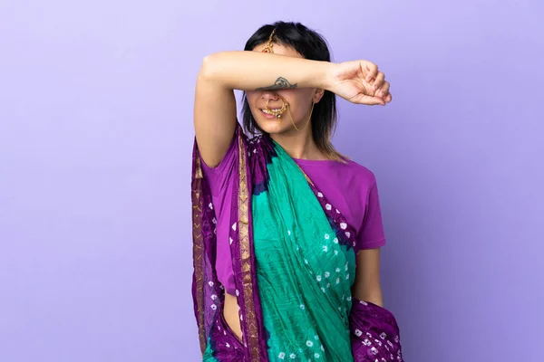印度妇女被紫色背景隔离 用手捂住眼睛 — 图库照片