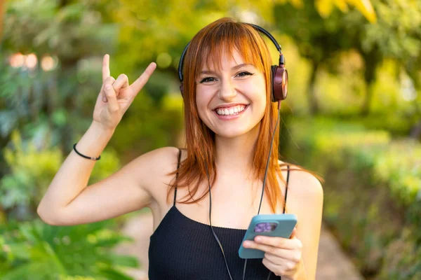 Joven Mujer Pelirroja Bonita Aire Libre Escuchando Música Con Móvil —  Fotos de Stock