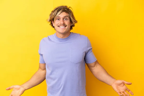 Hezké Blondýny Muž Izolovaný Žlutém Pozadí Šťastný Usmívající — Stock fotografie