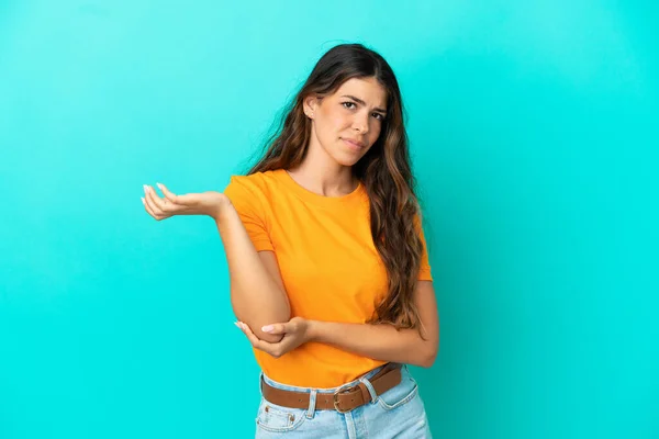 Jeune Femme Caucasienne Isolée Sur Fond Bleu Ayant Des Doutes — Photo