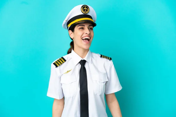 Flugzeugpilotin Kaukasische Frau Isoliert Auf Blauem Hintergrund Lacht — Stockfoto
