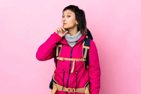 Νεαρό Κορίτσι Ορειβάτης Ένα Μεγάλο Σακίδιο Απομονωμένο Ροζ Φόντο Κάνει — Φωτογραφία Αρχείου