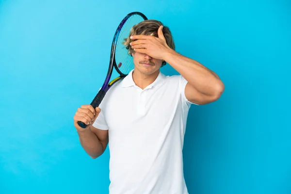 Jogador Tênis Loira Homem Isolado Fundo Azul Cobrindo Olhos Por — Fotografia de Stock