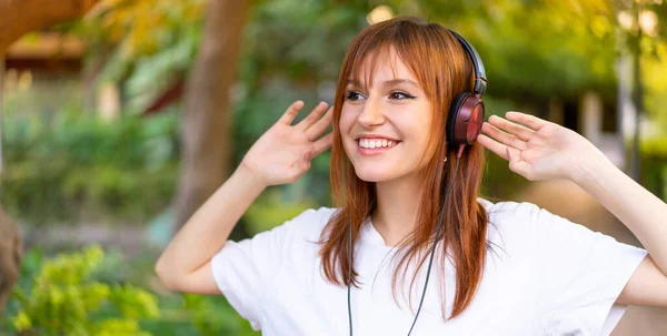 Joven Mujer Pelirroja Bonita Aire Libre Escuchando Música —  Fotos de Stock