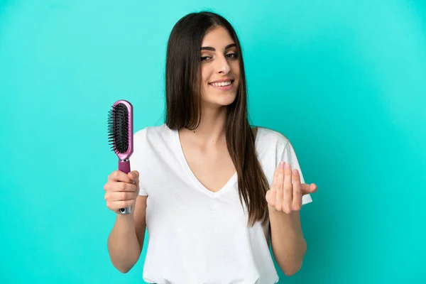 Young Caucasian Woman Hair Comb Isolated Blue Background Inviting Come — Stock Photo, Image