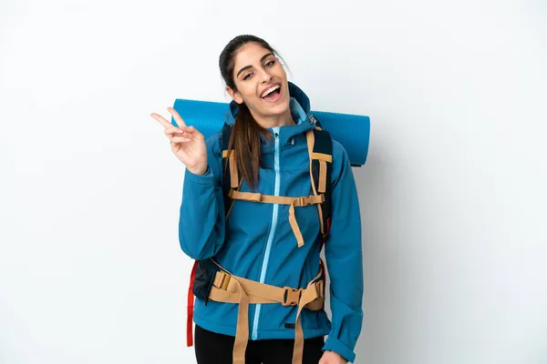 Joven Montañero Con Una Gran Mochila Sobre Fondo Aislado Sonriendo —  Fotos de Stock