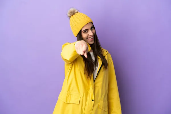 Mujer Caucásica Joven Con Abrigo Impermeable Aislado Sobre Fondo Púrpura —  Fotos de Stock