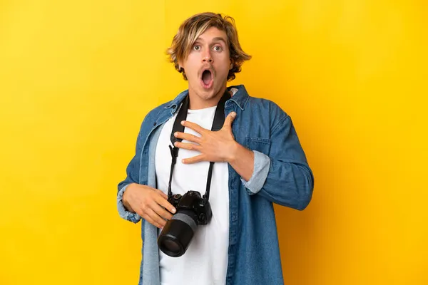 Jonge Fotograaf Man Geïsoleerd Gele Achtergrond Verrast Geschokt Terwijl Rechts — Stockfoto