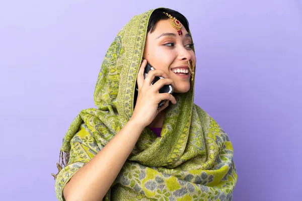 Индийская Женщина Изолированы Фиолетовом Фоне Ведения Разговора Кем Мобильный Телефон — стоковое фото